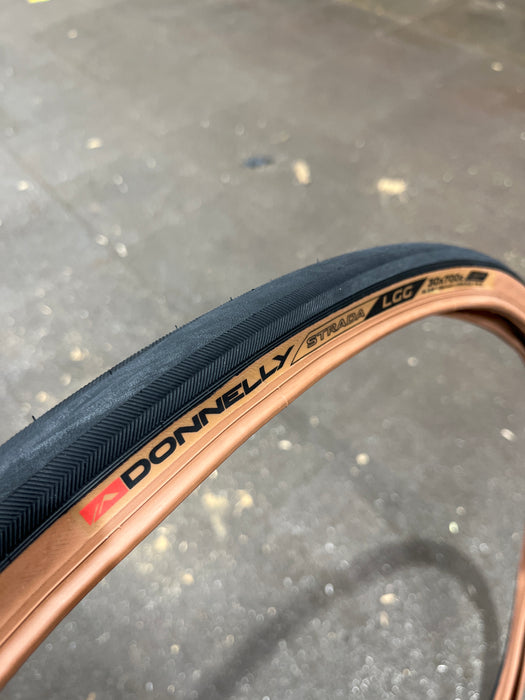Donnelly Strada LGG 700 x 30 Road Tyre – 120TPI TL Tan Folding (OEM)