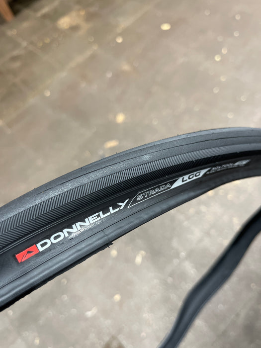 Donnelly Strada LGG 700 x 30 Road Tyre – 120TPI TL Black Folding (OEM)