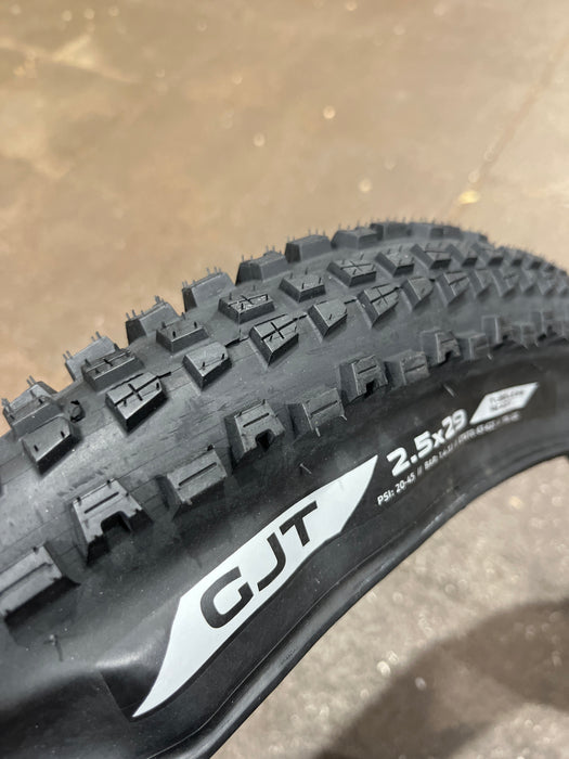 Donnelly GJT 29 x 2.5 29er Trail MTB Tyre – 120TPI TL Black Folding (OEM)