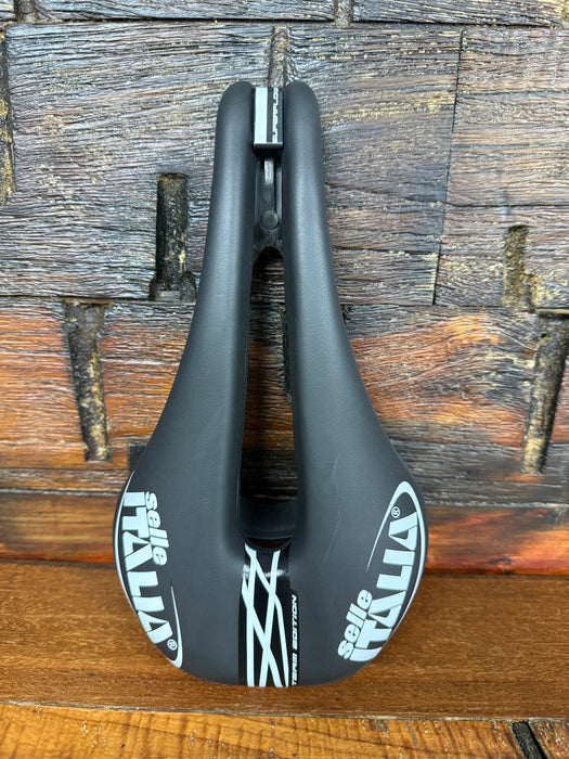 Selle Italia NOVUS BOOST LARGE SHORT TEAM EDITION PROF 5.0 with Carbon Rail