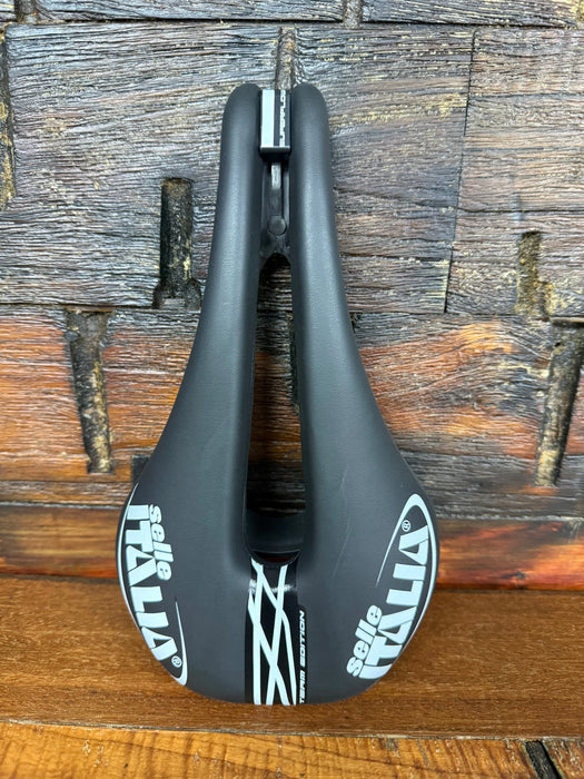 Selle Italia NOVUS BOOST LARGE SHORT TEAM EDITION PROF 5.0 with Carbon Rail