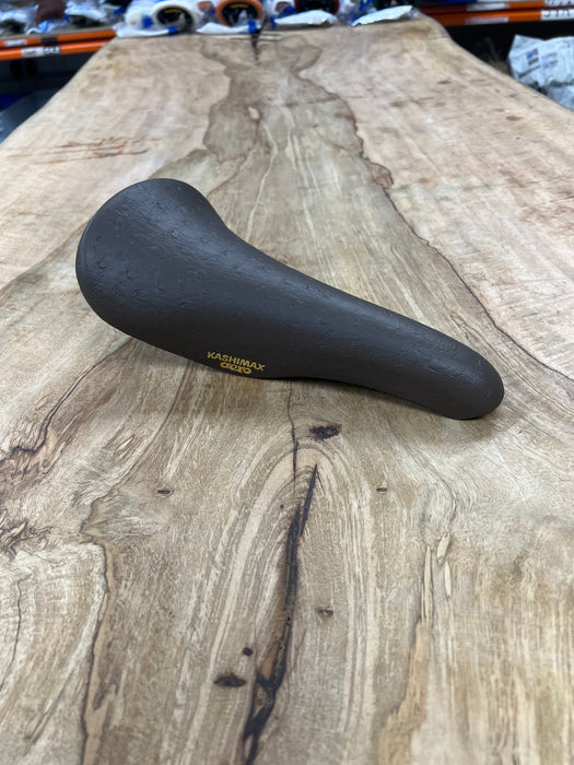 KASHIMAX Saddle AERO AX-2A Padded, Ostrich 8368 Brown, Black Base, CP Rail