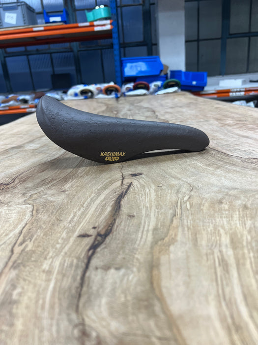 KASHIMAX Saddle AERO AX-2A Padded, Ostrich 8368 Brown, Black Base, CP Rail