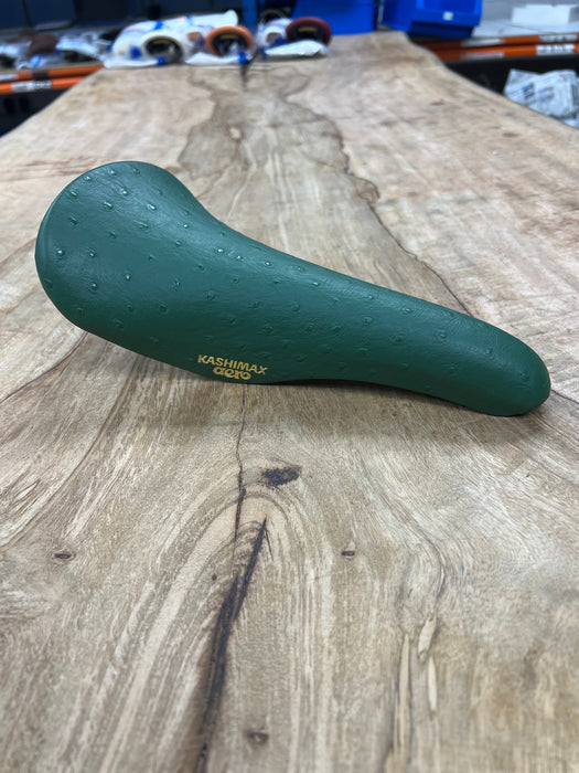 KASHIMAX Saddle AERO AX-2A Padded, Ostrich 2953 Green, Black Base, CP Rail