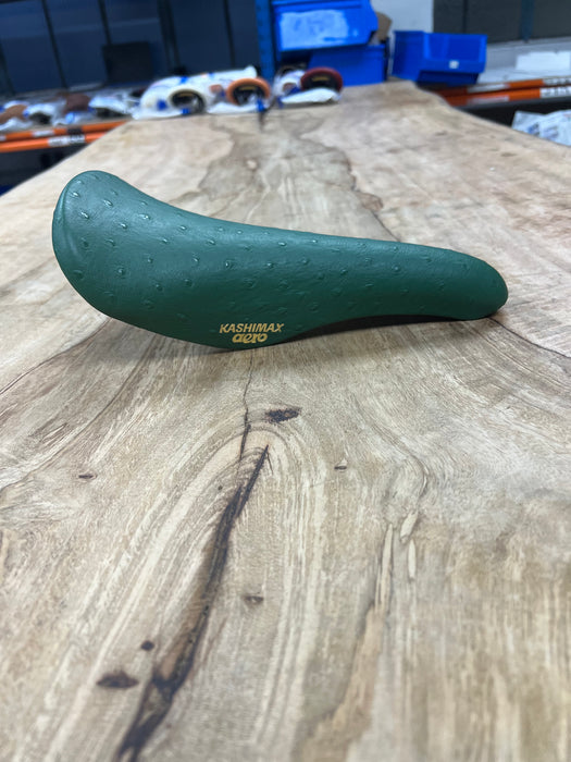 KASHIMAX Saddle AERO AX-2A Padded, Ostrich 2953 Green, Black Base, CP Rail
