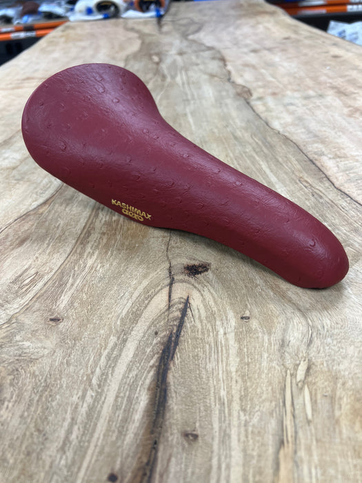 KASHIMAX Saddle AERO AX-2A Padded, Ostrich 8367 Red, Black Base, CP Rail