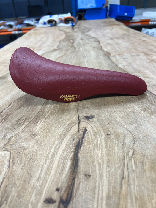 KASHIMAX Saddle AERO AX-2A Padded, Ostrich 8367 Red, Black Base, CP Rail