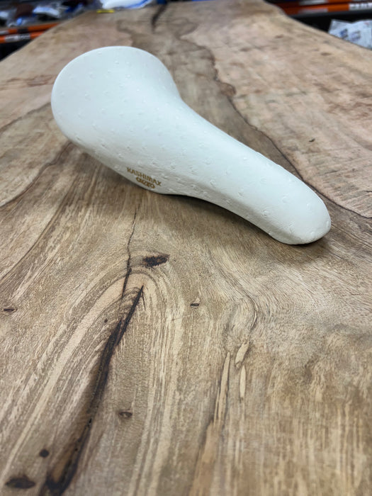 KASHIMAX Saddle AERO AX-2A Padded, Ostrich 2948 White, Black Base, CP Rail