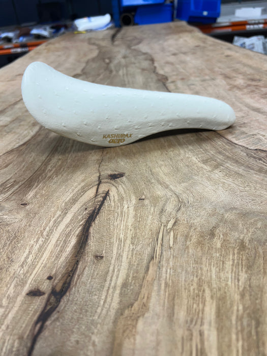 KASHIMAX Saddle AERO AX-2A Padded, Ostrich 2948 White, Black Base, CP Rail