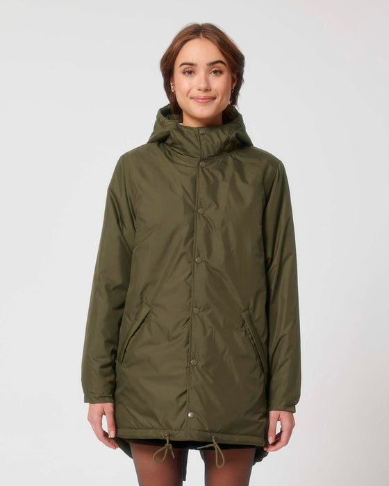 Stanley/Stella SX204 unisex padded parka jacket in British Khaki, close-up on model