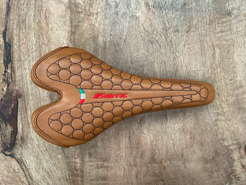 Selle Monte Grappa Sevenday Brown 145x275mm (Fantic Logo)
